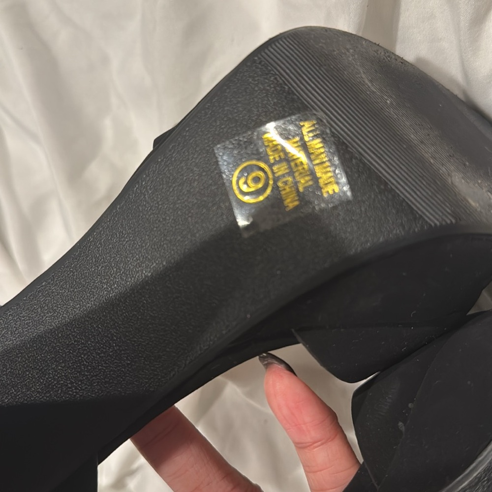 BLACK HEELS - Picture 7 of 10